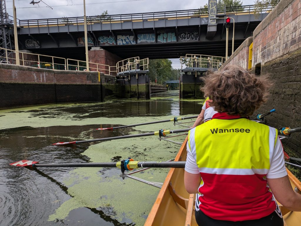 Ruderin vor Schleusentor