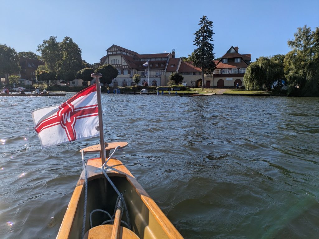 Blick von der Spree auf die Bootshäuser in Grünau.