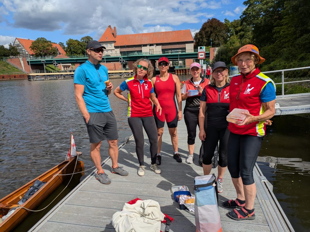 Ruderer vor der schleuse in Kleinmachnow