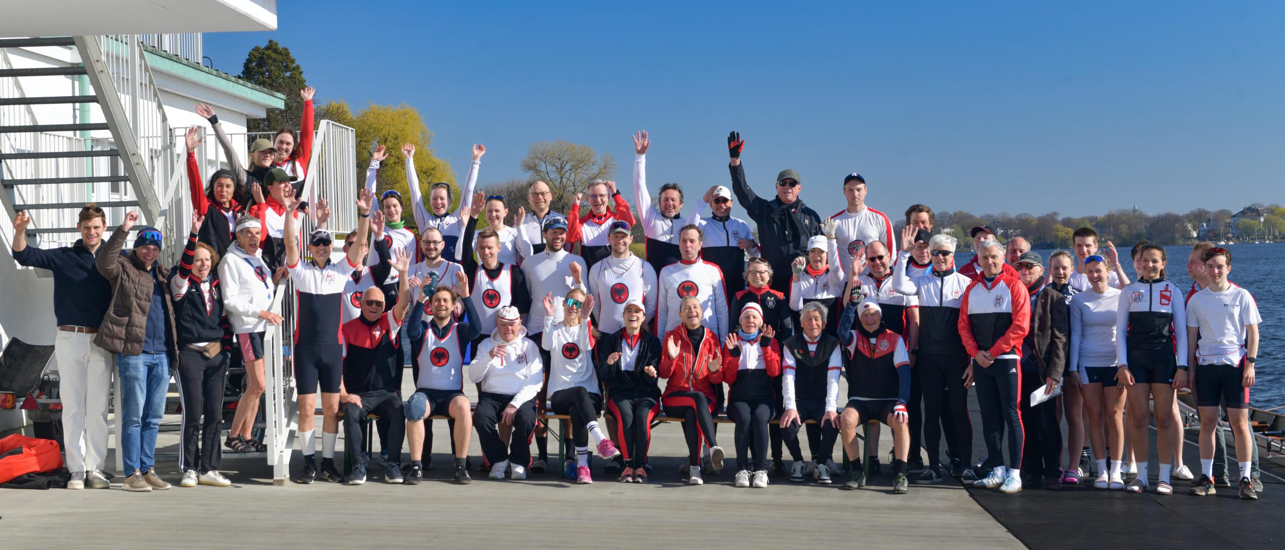 Gruppenbild der RudersportlerInnen beim Anrudern 2026 auf dem Bootssteg
